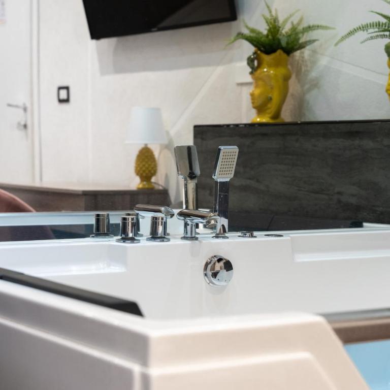 Etnea Room's 21 - Deluxe Suite with Spa Bath - 8