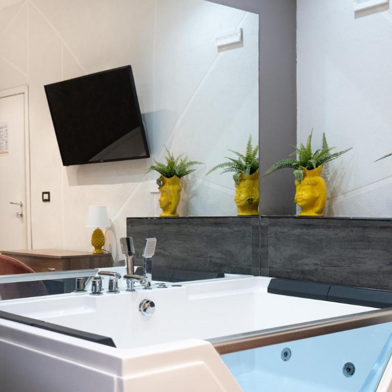 Etnea Room's 21 - Deluxe Suite with Spa Bath - 9