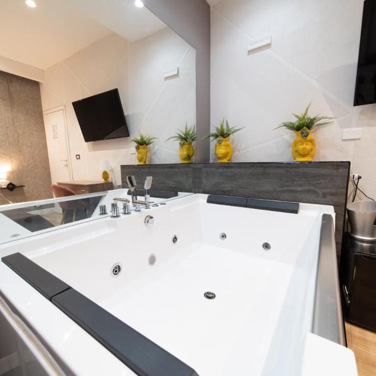 Etnea Room's 21 - Deluxe Suite with Spa Bath - 4
