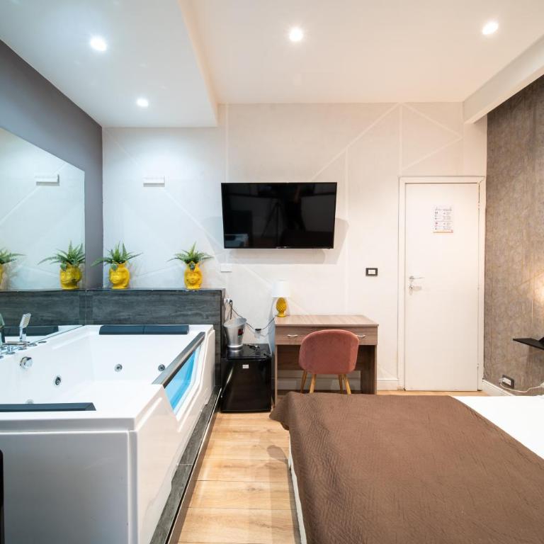 Etnea Room's 21 - Deluxe Suite with Spa Bath - 1