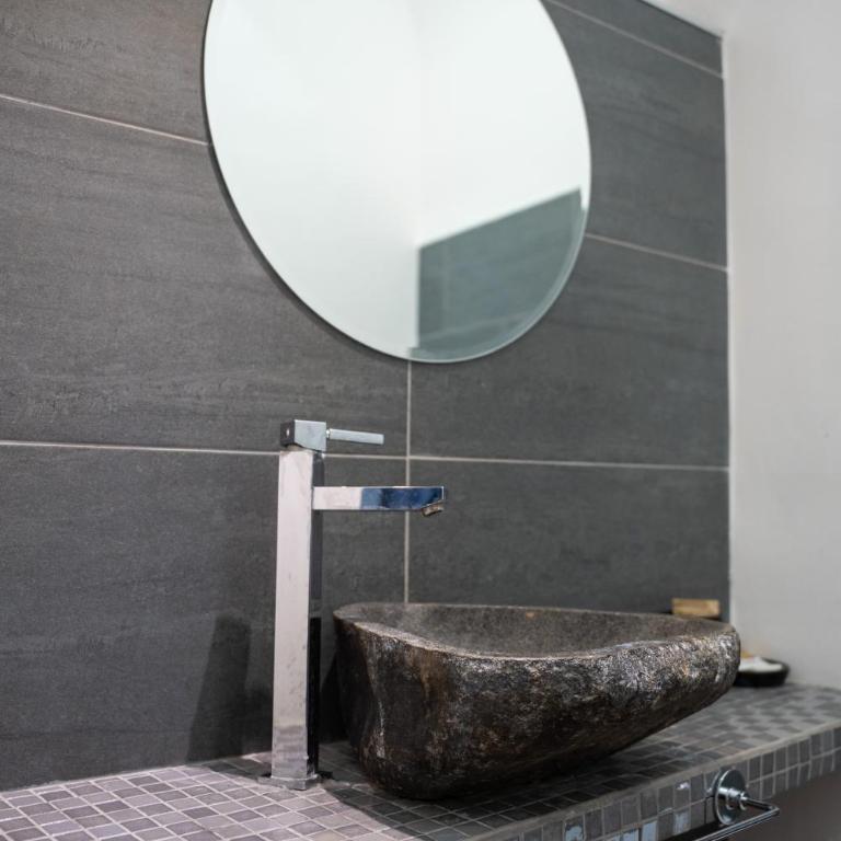 Etnea Room's 21 - Queen Suite with Spa Bath - 8