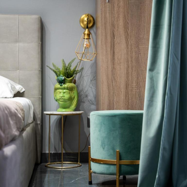 Etnea Room's 21 - Queen Suite with Spa Bath - 4