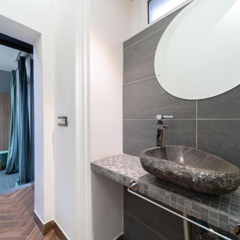 Etnea Room's 21 - Queen Suite with Spa Bath - 5
