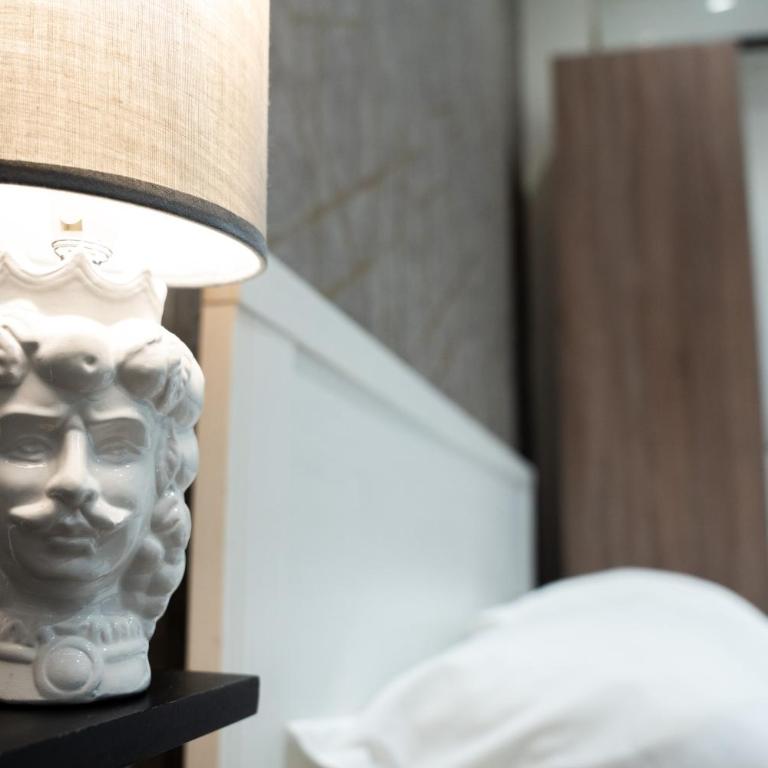Etnea Room's 21 - Deluxe Suite with Spa Bath - 15