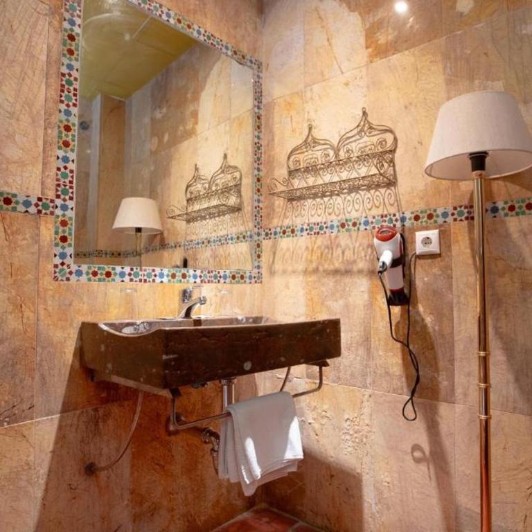 Safestay Cordoba Mezquita Catedral - Bed in 2-Bed Female Dorm Ensuite - 6