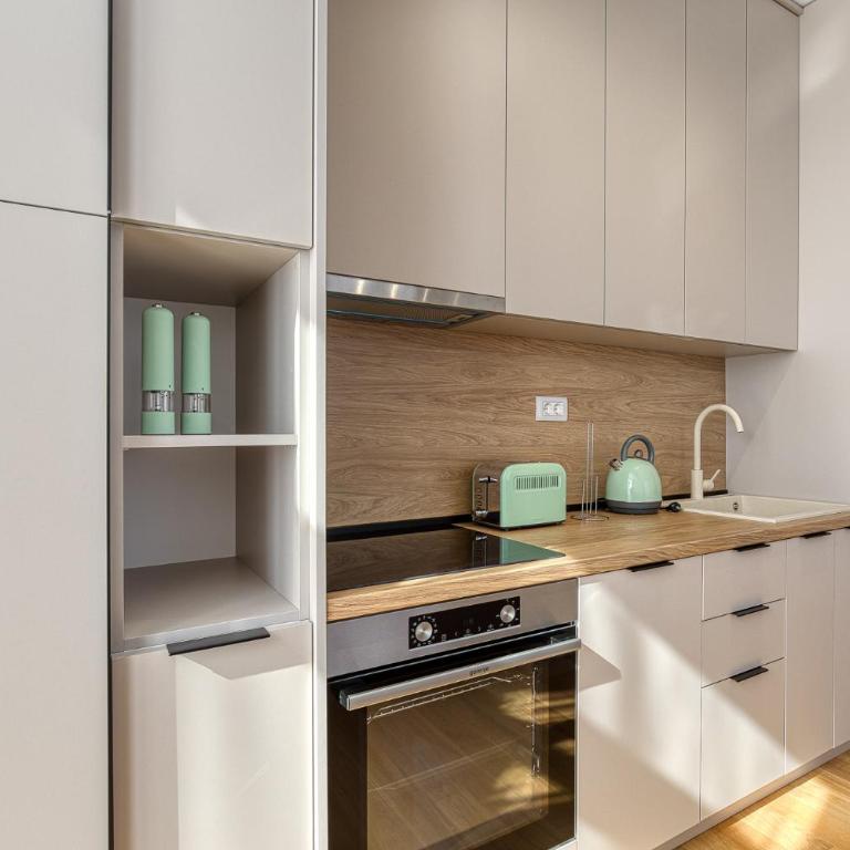 Seaside Cozy Apartment in Becici - One-Bedroom Apartment - 2