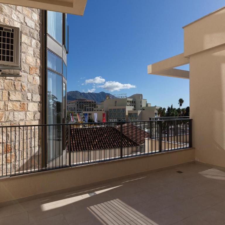 Seaside Cozy Apartment in Becici - One-Bedroom Apartment - 10