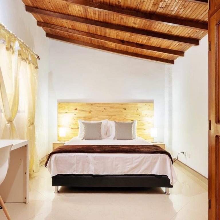 Spacious House with Garden & View over Medellin - Apartment - 4