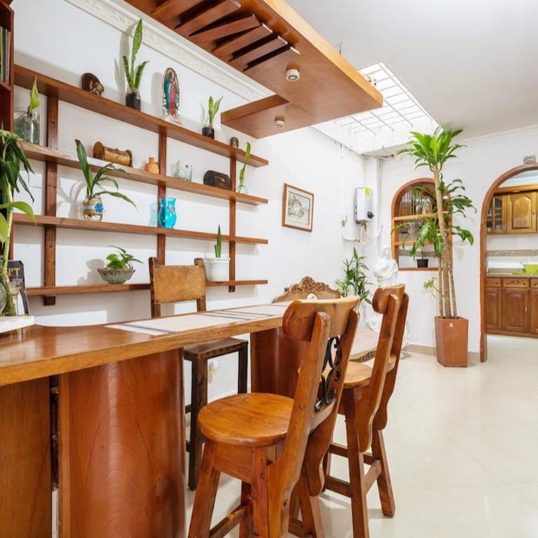 Spacious House with Garden & View over Medellin - Apartment - 17