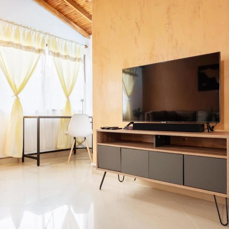 Spacious House with Garden & View over Medellin - Apartment - 7