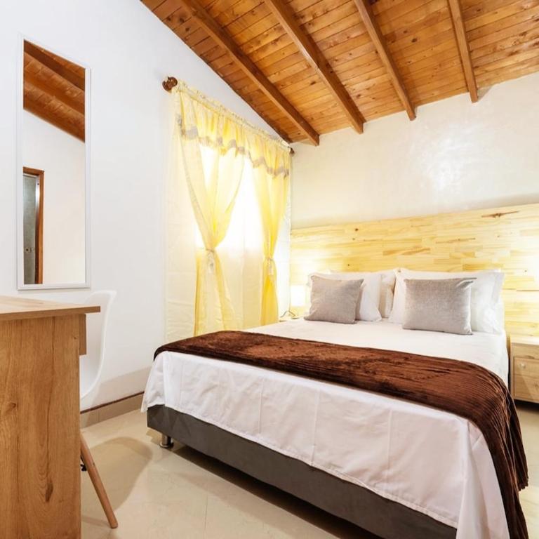 Spacious House with Garden & View over Medellin - Apartment - 5