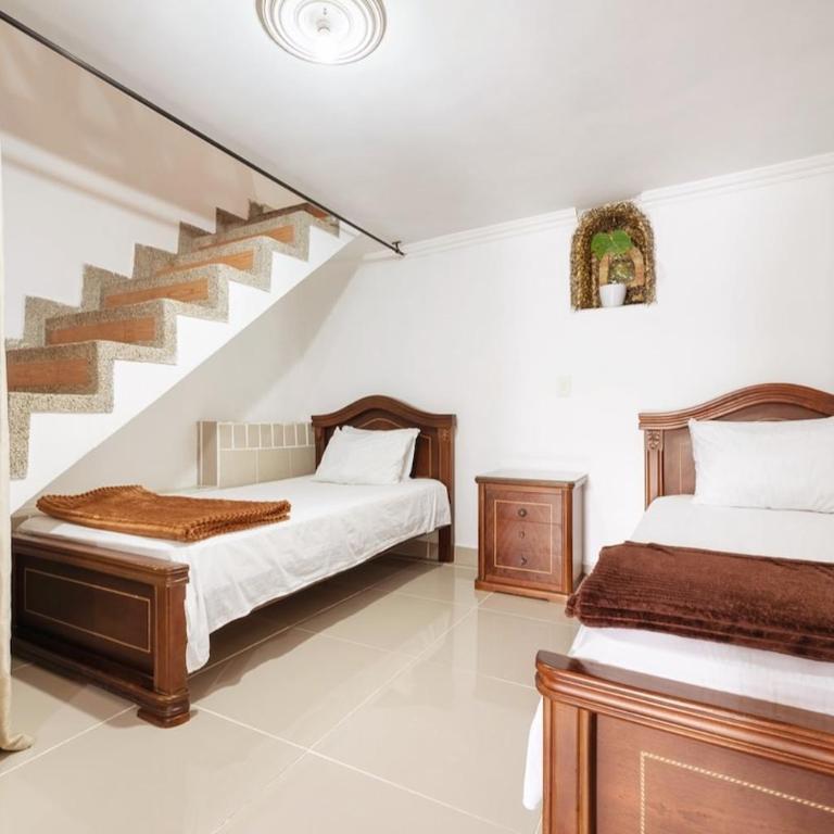 Spacious House with Garden & View over Medellin - Apartment - 32