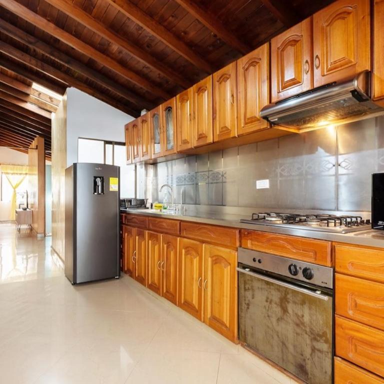 Spacious House with Garden & View over Medellin - Apartment - 21