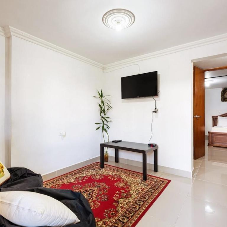 Spacious House with Garden & View over Medellin - Apartment - 33