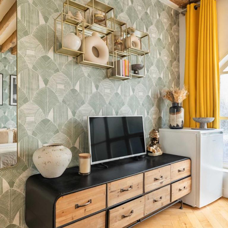 Historical apartment in the heart of Paris -7 - Studio - 9