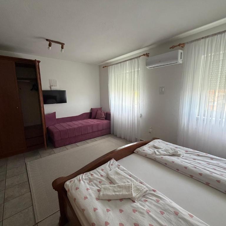 Sobe kod bolnice Paprikovac - Dvokrevetna Soba sa Bračnim Krevetom i Sopstvenim Kupatilom - 2