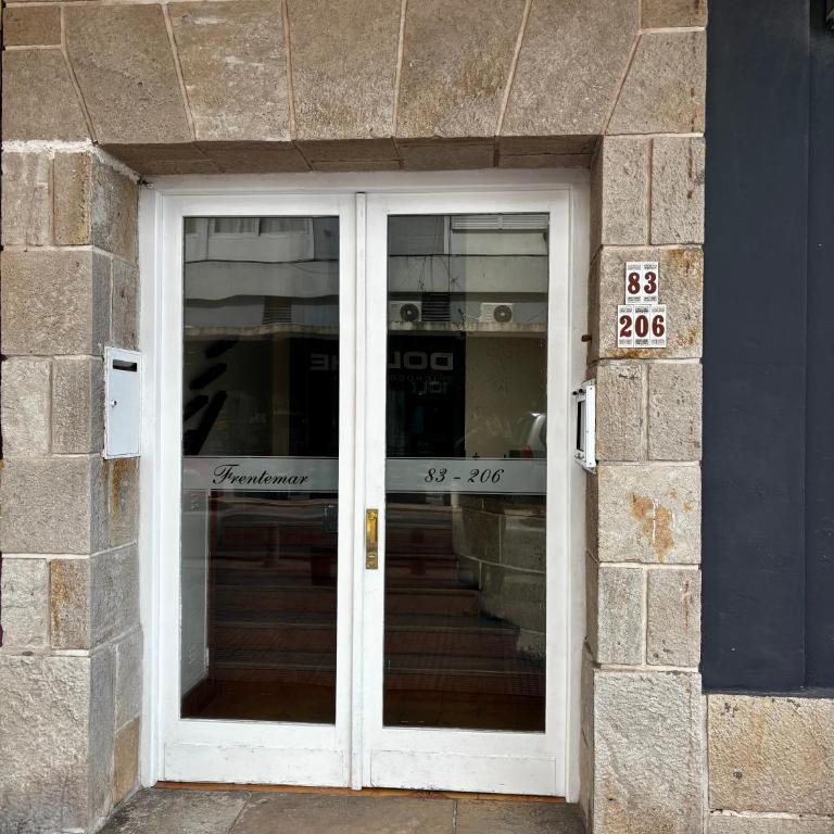 Departamento en peatonal y el mar - Two-Bedroom Apartment - 3