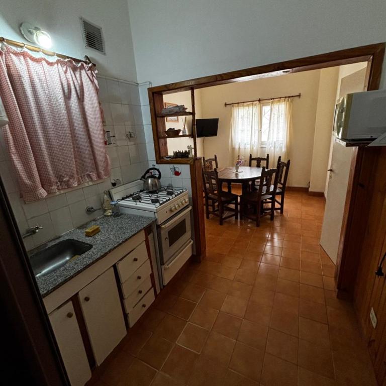 Departamento en peatonal y el mar - Two-Bedroom Apartment - 4