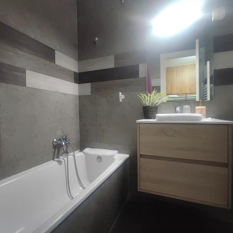 AC Apartaments Suite - Estudio con vistas a las montañas - 2