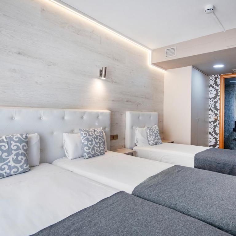 Aparthotel Rambla108 - One-Bedroom Apartment with Balcony (4 Adults) - 4