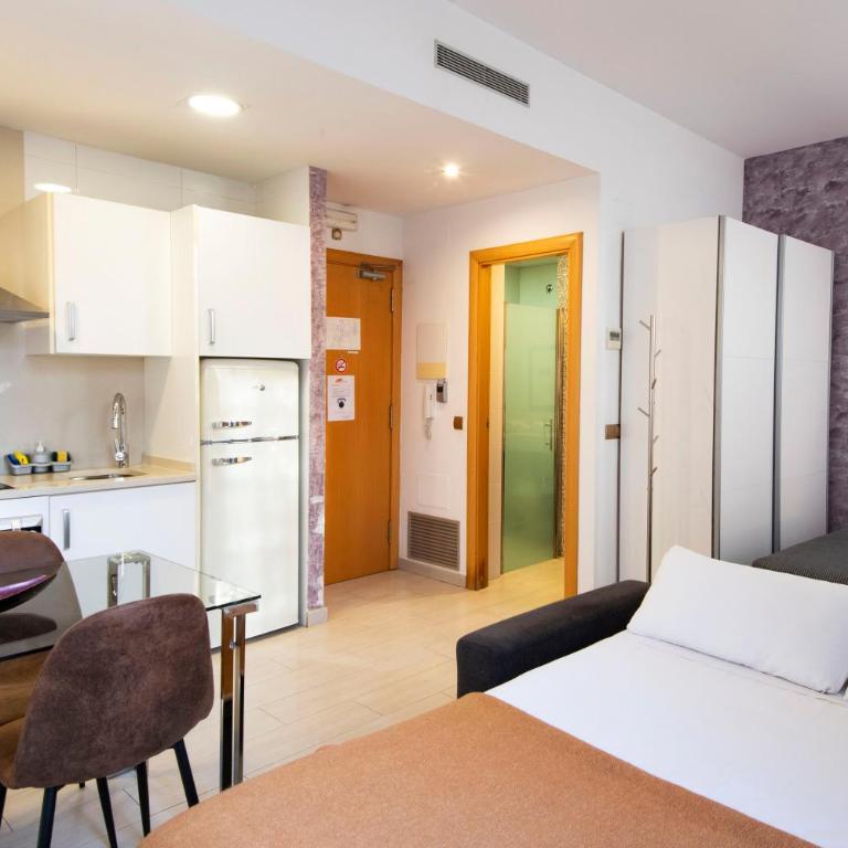 Aparthotel Rambla108 - Studio with Balcony (1-3 Adults) - 8