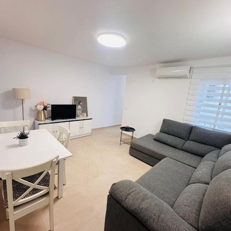 3 bedrooms flat-Fuengirola center-2 min from beach - Three-Bedroom Apartment - 2