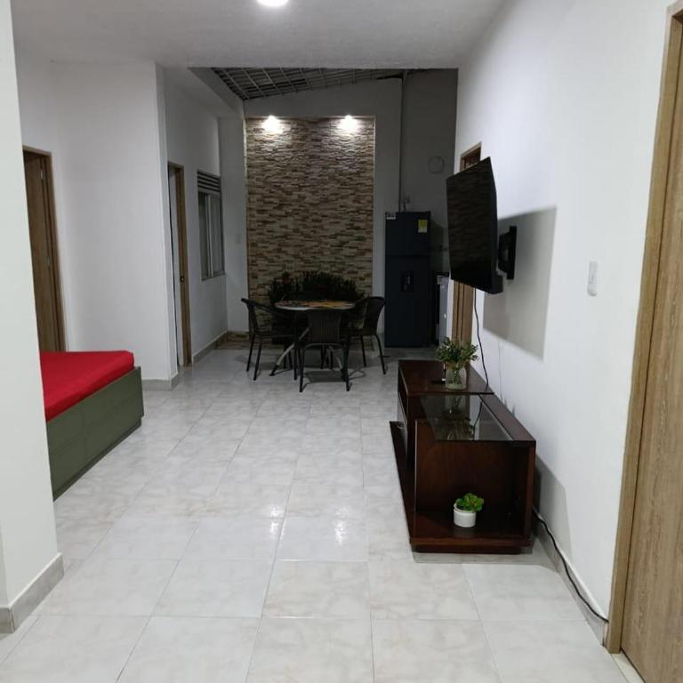 Apartamento 101 céntrico amplio y seguro - Three-Bedroom Apartment - 15