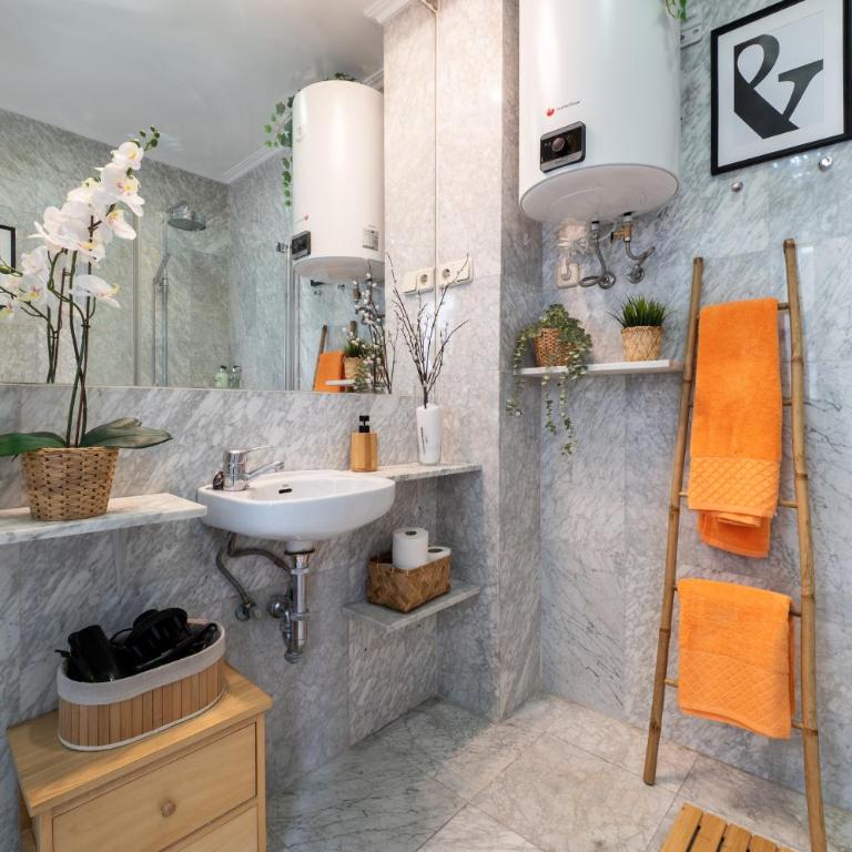 Chic Madrid Studio - Art and Soul in the Prado - Studio Apartment - 7