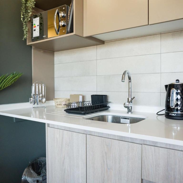 Chic 2BR Oasis Retreat in Vibrant Nunoa - Apartment - 17