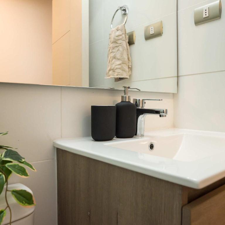 Chic 2BR Oasis Retreat in Vibrant Nunoa - Apartment - 24