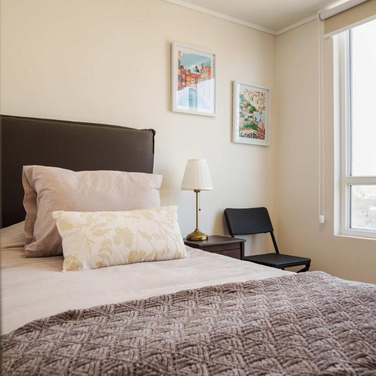 Chic 2BR Oasis Retreat in Vibrant Nunoa - Apartment - 11