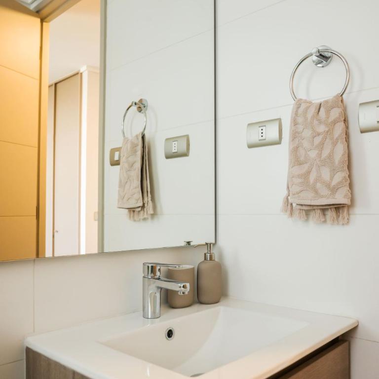 Chic 2BR Oasis Retreat in Vibrant Nunoa - Apartment - 30
