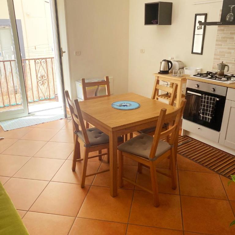 Vecchia Napoli Pignasecca - Appartamento con 2 Camere da Letto - 70