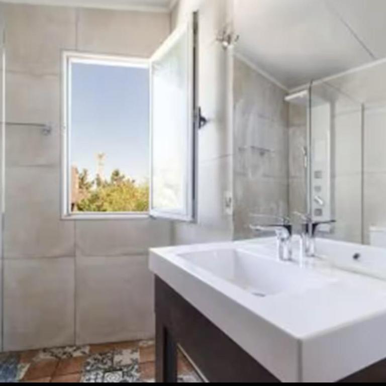 A cien metros del mar con piscina en La Juanita - Four-Bedroom House - 51