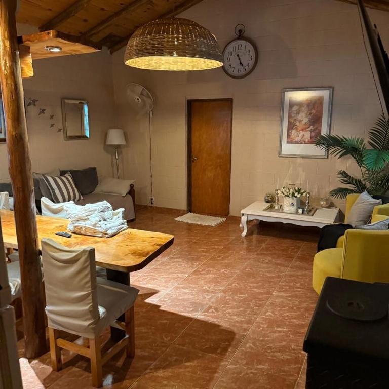 Casa familiar con pileta propia, amplio terreno! - Casa de 3 dormitorios - 1