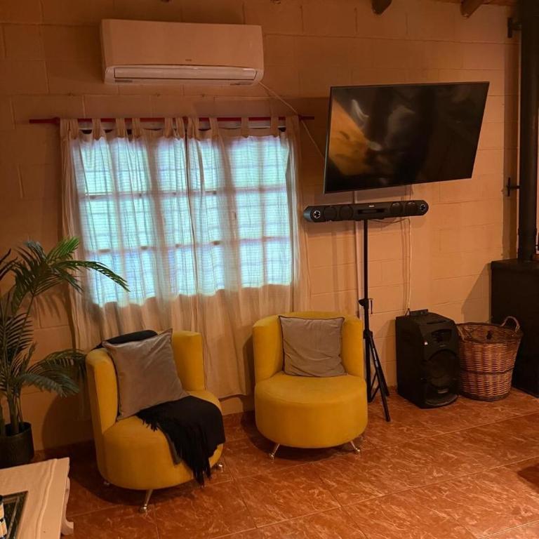 Casa familiar con pileta propia, amplio terreno! - Casa de 3 dormitorios - 5