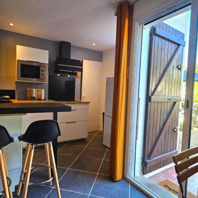 Logement avec jardin 5mn plage et Village de Noël - One-Bedroom House - 14