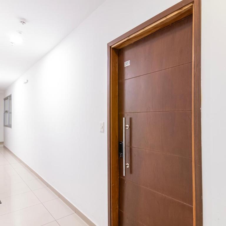 Modern 1BR in Villa Morra, Pool & Grill - Apartamento de 1 Dormitorio con balcón y vistas a la ciudad - 21