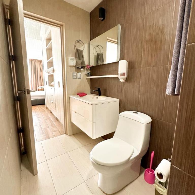 Zuhause Apartments 5th AV - Two-Bedroom Deluxe Apartment with Balcony - 20