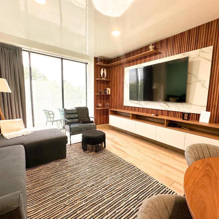 Zuhause Apartments 5th AV - Two-Bedroom Deluxe Apartment with Balcony - 1