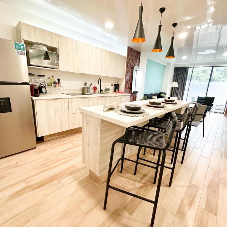 Zuhause Apartments 5th AV - Two-Bedroom Deluxe Apartment with Balcony - 5