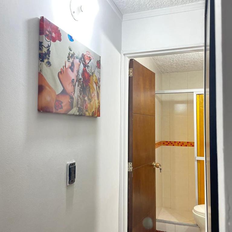 Comparte tu hogar en Medellín - Habitación Doble con baño privado - 2 camas - 1