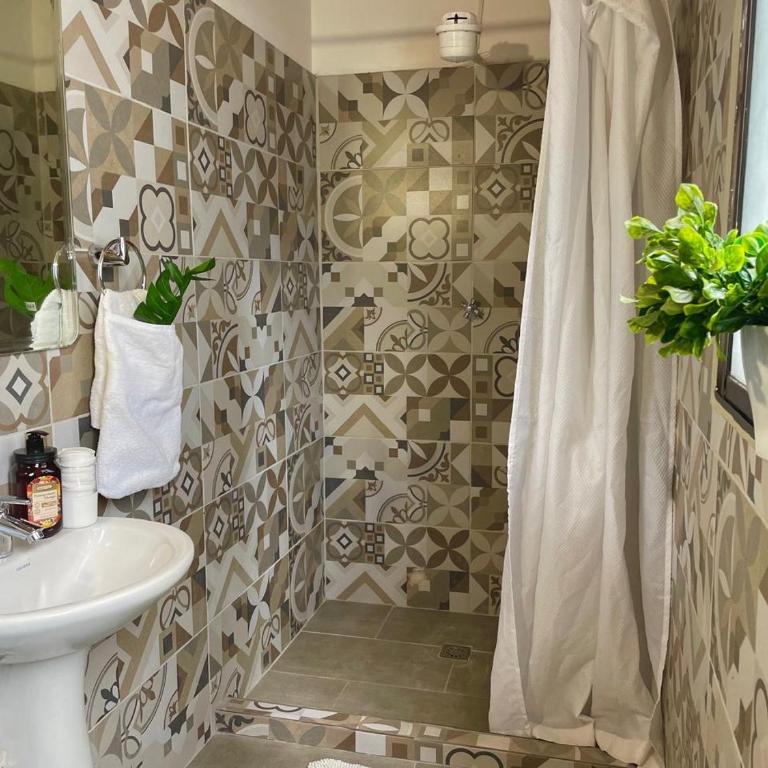 Comparte tu hogar en Medellín - Habitación Triple con baño privado - 1