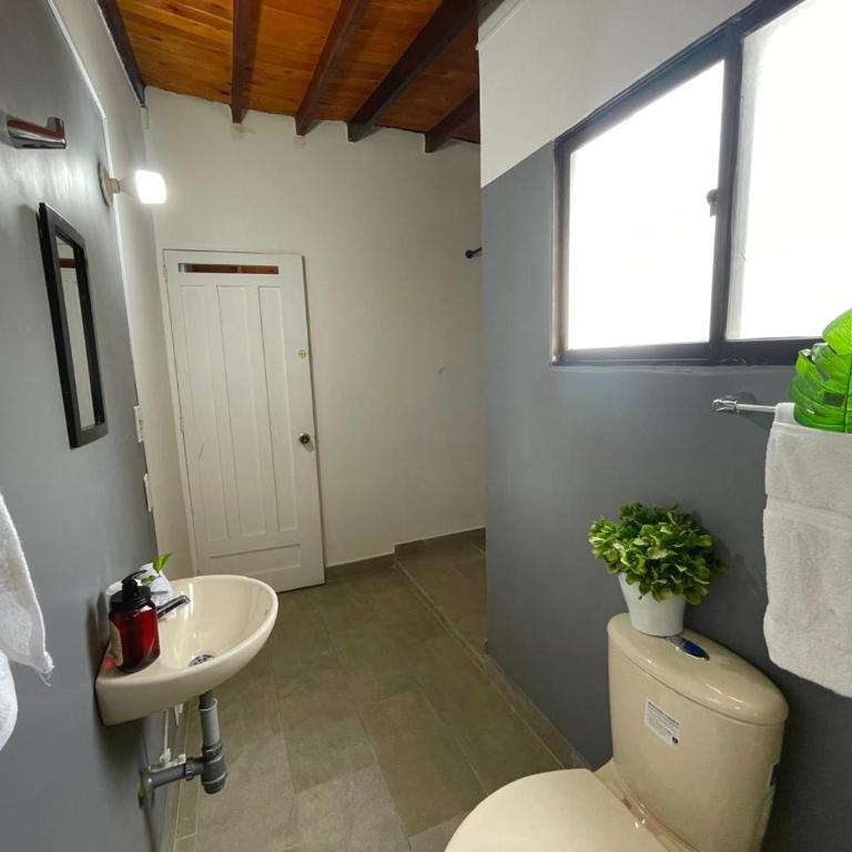 Comparte tu hogar en Medellín - Habitación Triple con baño privado - 9