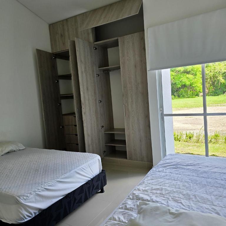 Casa de Descanso con Piscina y Jardín Ricaurte - Three-Bedroom House - 4