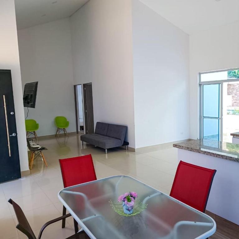 Casa de Descanso con Piscina y Jardín Ricaurte - Casa de 4 dormitorios - 2