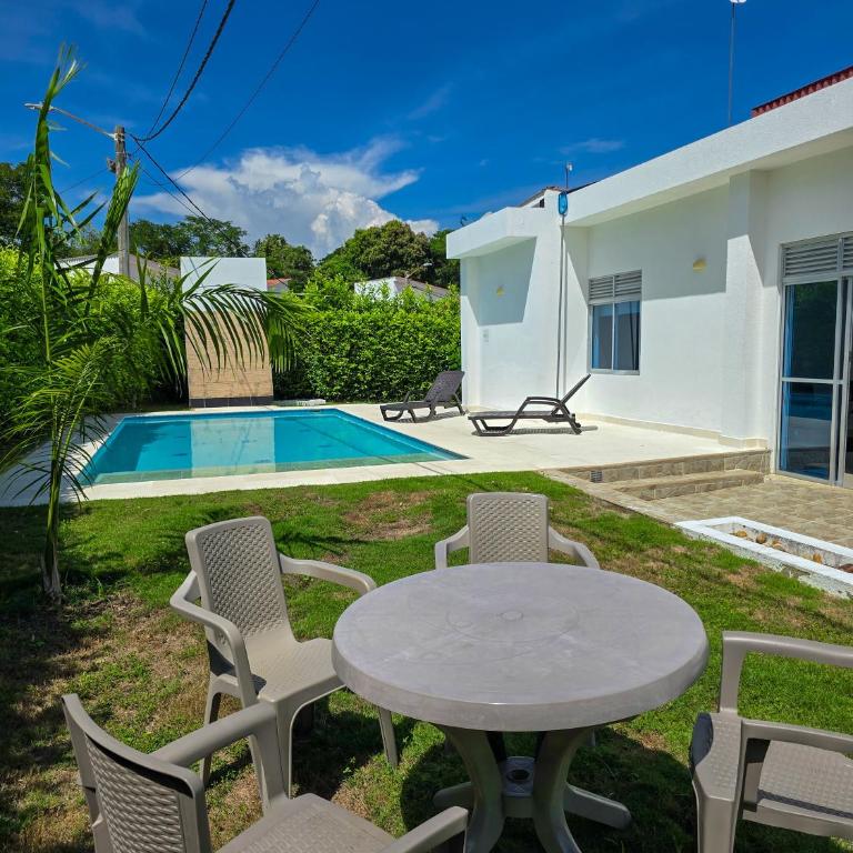 Casa de Descanso con Piscina y Jardín Ricaurte - Casa de 3 dormitorios - 11