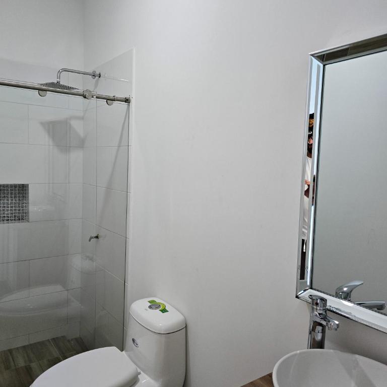 Casa de Descanso con Piscina y Jardín Ricaurte - Three-Bedroom House - 13