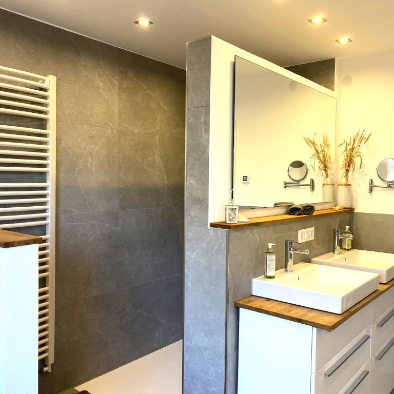 Modernes & zentral gelegenes Ferienhaus mit Garten und Parkplatz - Haus mit 3 Schlafzimmern - 3