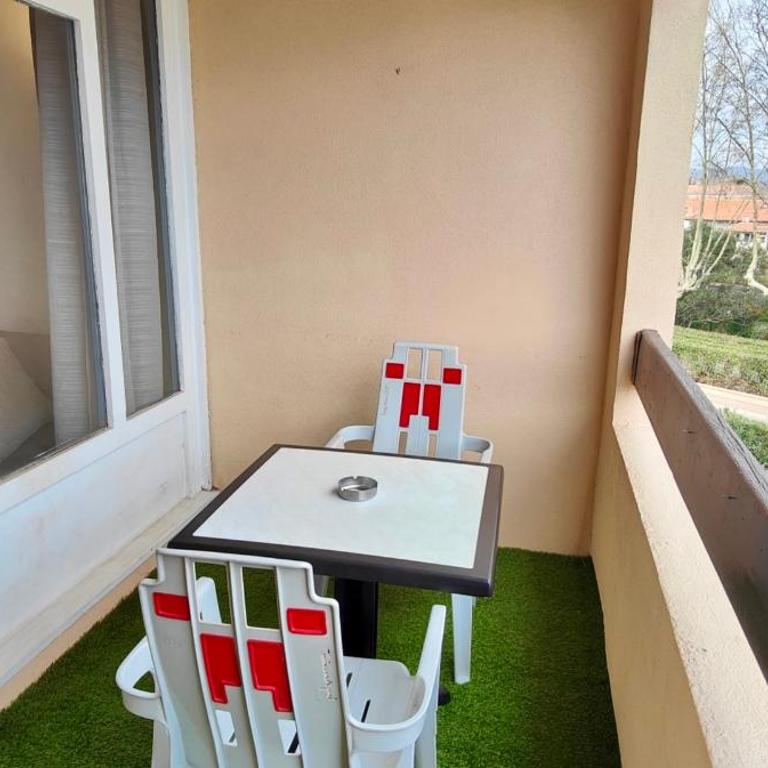 Apt with balcony near downtown Fréjus - Studio - 9